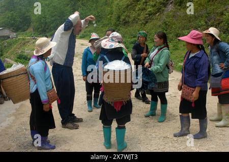 Un tizio caucasico viene molestato da donne locali per comprare souvenir, Cat Cat Village, Sapa, Lao Cai, Vietnam. Foto Stock