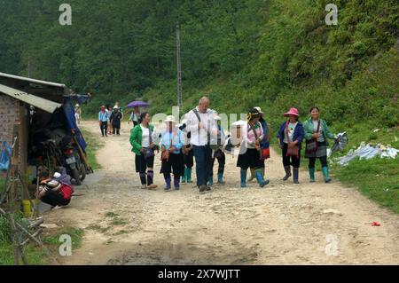 Un tizio caucasico viene molestato da donne locali per comprare souvenir, Cat Cat Village, Sapa, Lao Cai, Vietnam. Foto Stock