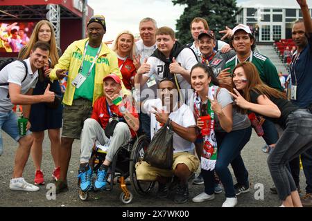 Gruppo di persone di varie nazionalità con ragazzi in sedia a rotelle che festeggiano il FIFA fan Fest presso l'Università statale Sparrow Hills di Mosca Foto Stock