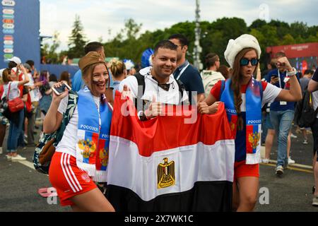 Persone che scattano foto divertenti con la bandiera della Russia e dell'Egitto con i volti dipinti al FIFA fan Fest presso la Sparrow Hills State University di Mosca Foto Stock