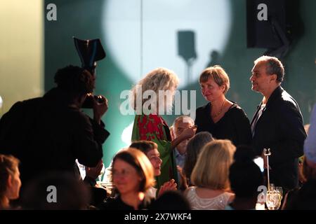 Jenny Erpenbeck (2° a destra), vincitore dell'International Booker Prize 2024, e il traduttore Michael Hofmann (a destra) all'International Booker Prize 2024, annuncio del vincitore alla Tate Modern, Londra. Data foto: Martedì 21 maggio 2024. Foto Stock