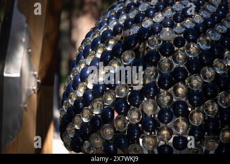 Canakkale, Turchia - 19 marzo 2024: Primo piano del monumento nel Giardino turco al Memoriale dei Martiri di Canakkale. Le 8 bandiere turche nere rappresentano il Th Foto Stock