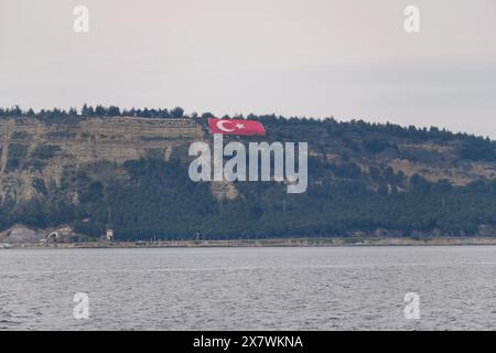 Canakkale, Turchia - 19 marzo 2024: Foto di una bandiera turca dipinta sulla montagna nella penisola di Gallipoli. Foto Stock