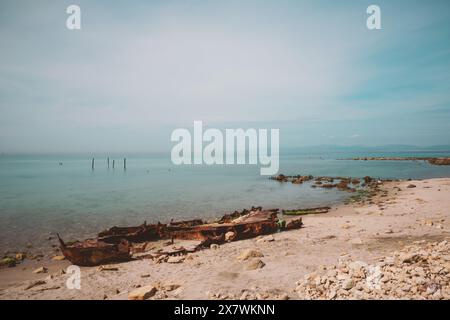 Canakkale, Turchia - 19 marzo 2024: Foto a lunga esposizione dei resti di barche della prima guerra mondiale sulla riva della spiaggia di Topraksirti, penisola di Gallipoli. Foto Stock