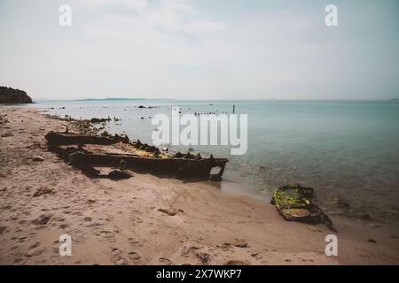 Canakkale, Turchia - 19 marzo 2024: Foto a lunga esposizione dei resti di barche della prima guerra mondiale sulla riva della spiaggia di Topraksirti, penisola di Gallipoli. Foto Stock