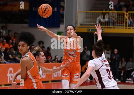 Schio, Italia. 21 maggio 2024. Immagini della partita Famila Wuber Schio vs Umana Reyer Venezia al Palaromare-Schio il 21 maggio 2024, durante il BASKET - LBF Italian serie A1 (gara 3) durante i playoff - Famila Weber Schio vs Umana Reyer Venezia, Italian Basketball serie A1 Women match a Schio, Italia, 21 maggio 2024 credito: Agenzia fotografica indipendente/Alamy Live News Foto Stock