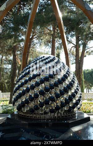 Canakkale, Turchia - 19 marzo 2024: Primo piano del monumento nel Giardino turco al Memoriale dei Martiri di Canakkale. Le 8 bandiere turche nere rappresentano il Th Foto Stock