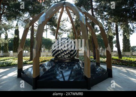 Canakkale, Turchia - 19 marzo 2024: Primo piano del monumento nel Giardino turco al Memoriale dei Martiri di Canakkale. Le 8 bandiere turche nere rappresentano il Th Foto Stock