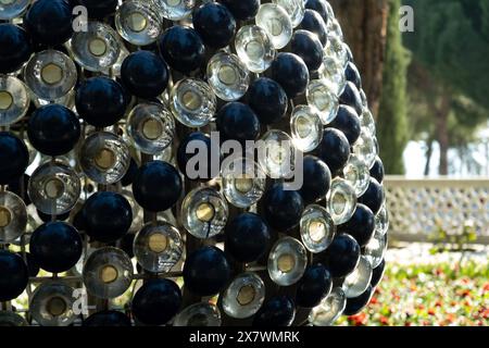 Canakkale, Turchia - 19 marzo 2024: Primo piano del monumento nel Giardino turco al Memoriale dei Martiri di Canakkale. Le 8 bandiere turche nere rappresentano il Th Foto Stock