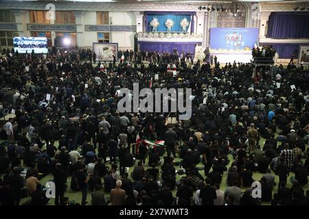 Teheran, Iran. 21 maggio 2024. La gente partecipa a una cerimonia funebre al Santuario dell'Imam Khomeini, per il defunto presidente iraniano Ebrahim Raisi, il ministro degli Esteri Hossein Amirabdollahian e altri sei passeggeri e equipaggio che sono rimasti uccisi in un incidente in elicottero su una montagna protetta dalla nebbia nel nord-ovest. Crediti: Saeid Zareian/dpa/Alamy Live News Foto Stock