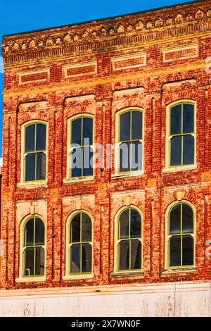 Staunton, Virginia, USA - 23 febbraio 2024: Edificio abbandonato con finestre ad arco sotto il cielo invernale blu. Foto Stock