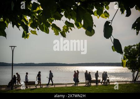 Menschen laufen am Ufer der SEE Binnenmüritz a Waren Müritz nel Meclemburgo-Vorpommern AM 21. Mai 2024. Reiseziel Meclemburgo-Vorpommern *** persone che camminano sulla riva del lago Binnenmüritz a Waren Müritz nel Meclemburgo Pomerania occidentale il 21 maggio 2024 destinazione Meclemburgo Pomerania occidentale Foto Stock