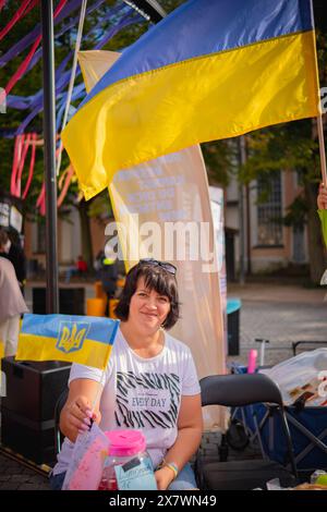 Erfurt, Germania - 23 settembre 2023: Celebrazione della festa Ucraina. Diaspora Ucraina in Germania. Donna e suo figlio alla fiera. Ucraini in città tedesca f Foto Stock