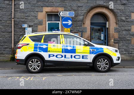 Auto della polizia parcheggiata fuori dalla stazione di polizia di Oban, Oban, Scozia, Regno Unito Foto Stock
