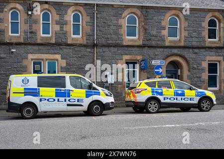 Auto della polizia e furgone della polizia parcheggiati fuori dalla stazione di polizia di Oban, Oban, Scozia, Regno Unito Foto Stock