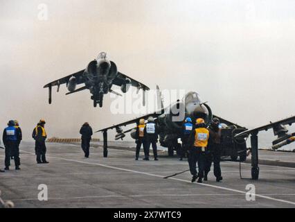 I JETS DI SALTO NAVALI HARRIER ATTERRANO SULLA PORTAEREI HMS INVINCIBLE, 1990 PIC MIKE WALKER 1990 Foto Stock