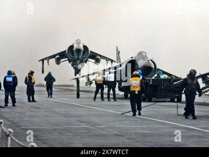 I JETS DI SALTO NAVALI HARRIER ATTERRANO SULLA PORTAEREI HMS INVINCIBLE, 1990 PIC MIKE WALKER 1990 Foto Stock