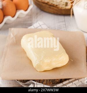 Crema di burro appena preparata su pergamena. Caseificio Foto Stock