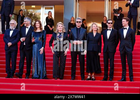 Fabrice Luchini, Christophe Honore, chiara Mastroianni, Catherine Deneuve, Benjamin Biolay, Nicole Garcia, Melvil Poupaud e Hugh Skinner assistono alla première di Marcello mio durante il 77° Festival di Cannes al Palais des Festivals di Cannes, in Francia, il 21 maggio 2024. Foto Stock