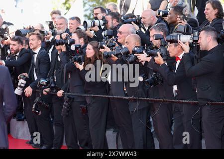 I fotografi lavorano alla prima di "Marcello mio" sul tappeto rosso durante il 77° Festival di Cannes al Palais des Festivals di Cannes, in Francia, il 21 maggio 2024. Foto Stock