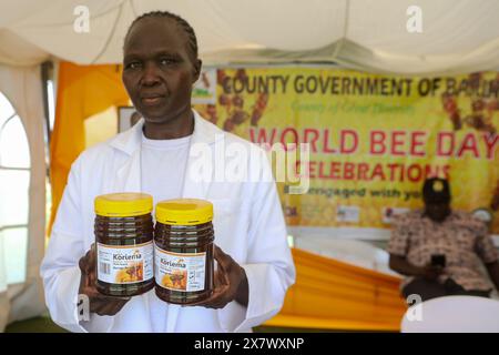 Un apicoltore locale della contea di Baringo, in Kenya, mostra il miele che produce dalla loro azienda. Associazioni locali di apicoltura in collaborazione con organizzazioni non governative ambientaliste (ONG) e il governo della contea, compresi agricoltori, studenti, ambientalisti, e i funzionari governativi si sono incontrati allo stadio Ildamat, nella contea di Kajiado in Kenya il 20 maggio 2024 per celebrare la giornata mondiale dell'ape e sensibilizzare i giovani e gli altri portatori di interessi sul ruolo essenziale delle api e degli altri impollinatori nell'agricoltura, nell'equilibrio ecologico e nella conservazione della biodiversità. Il Foto Stock