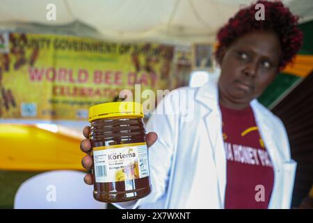 Un apicoltore locale della contea di Baringo, in Kenya, mostra il miele che produce dalla loro azienda. Associazioni locali di apicoltura in collaborazione con organizzazioni non governative ambientaliste (ONG) e il governo della contea, compresi agricoltori, studenti, ambientalisti, e i funzionari governativi si sono incontrati allo stadio Ildamat, nella contea di Kajiado in Kenya il 20 maggio 2024 per celebrare la giornata mondiale dell'ape e sensibilizzare i giovani e gli altri portatori di interessi sul ruolo essenziale delle api e degli altri impollinatori nell'agricoltura, nell'equilibrio ecologico e nella conservazione della biodiversità. Il Foto Stock