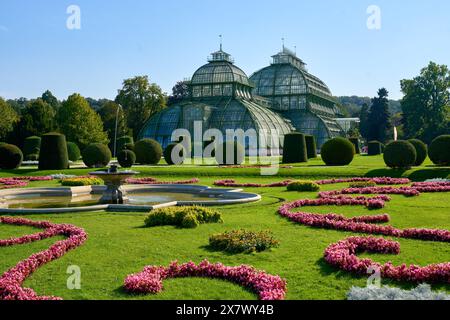 Vienna, Austria - 25 settembre 2023 Giardino Botanico Palmenhaus Schonbrunn. La grande serra Palmenhaus Schonbrunn. Foto Stock