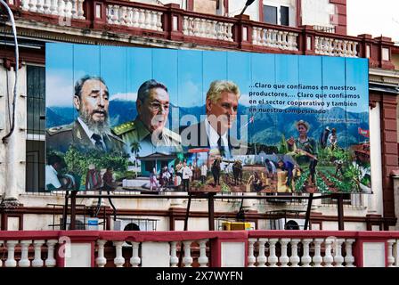 Paining e opere d'arte dei presidenti di Cuba Fidel Castro, Raul Castro e dell'attuale presidente Miguel Díaz-Canel su un edificio a l'Avana, Cuba. Foto Stock