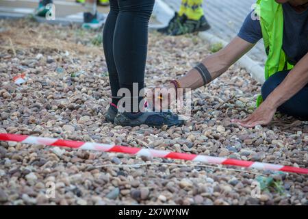 Merida, Spagna - 18 maggio 2024: FarinatoRace Merida 2024. Assistente per il taglio della briglia Foto Stock