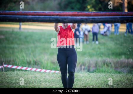 Merida, Spagna - 18 maggio 2024: FarinatoRace Merida 2024. Donna stanca prima dell'ostacolo Foto Stock