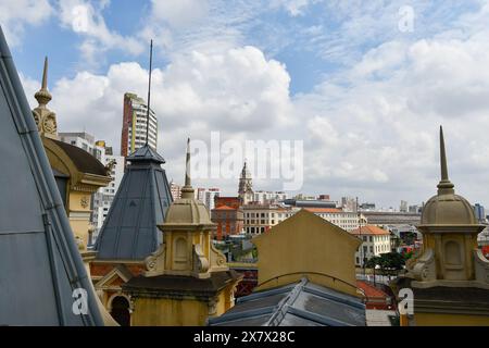 San Paolo, SP, Brasile - 6 aprile 2024: Vista della città di San Paolo dal tetto della stazione Luz. Foto Stock