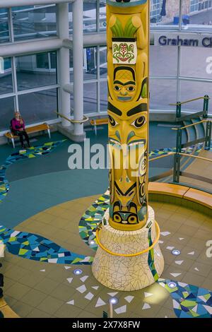 Celebration of Flight, totem pole, YVR, Vancouver Airport, Richmond, Columbia Britannica, Canada Foto Stock