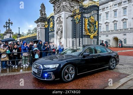 Regina Camilla che lascia Buckingham Palace, in auto con autista, St. James's Park, Londra, Inghilterra, U. K Foto Stock
