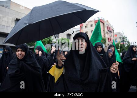 Teheran, Iran. 21 maggio 2024. Una donna partecipa al raduno dei lori per il presidente Ebrahim Raisi nel centro di Teheran, Iran, martedì 21 maggio 2024. Il presidente Raisi e il ministro degli Esteri del paese, Hossein Amirabdollahian, sono stati trovati morti lunedì ore dopo che il loro elicottero si è schiantato nella nebbia. (Foto di Sobhan Farajvan/Pacific Press) credito: Pacific Press Media Production Corp./Alamy Live News Foto Stock