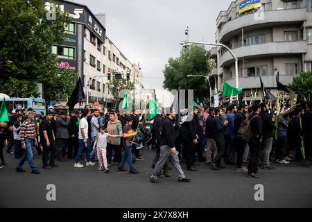 Teheran, Iran. 21 maggio 2024. Il popolo iraniano partecipa al raduno dei lori per il presidente Ebrahim Raisi nel centro di Teheran, Iran, martedì 21 maggio 2024. Il presidente Raisi e il ministro degli Esteri del paese, Hossein Amirabdollahian, sono stati trovati morti lunedì ore dopo che il loro elicottero si è schiantato nella nebbia. (Foto di Sobhan Farajvan/Pacific Press) credito: Pacific Press Media Production Corp./Alamy Live News Foto Stock