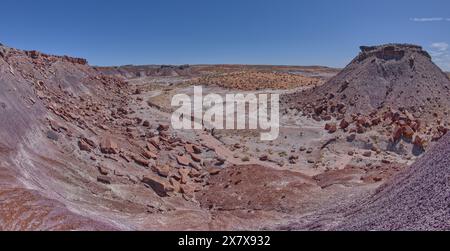 Crystal Creek con Anvil Hill sulla destra ad ovest di Hamilili Point nel Petrified Forest National Park in Arizona. Foto Stock