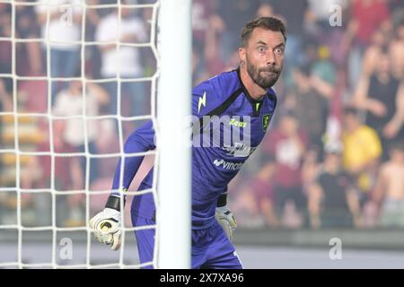 Salerno, Italia. 20 maggio 2024. Vincenzo Fiorillo della US Salernitana 1919 guarda durante la partita di serie A tra US Salernitana 1919 e Hellas Verona FC allo Stadio Arechi il 20 maggio 2024 a Salerno, italia punteggio finale 1-2 (foto di Agostino Gemito/Pacific Press/Sipa USA) Credit: SIPA USA/Alamy Live News Foto Stock