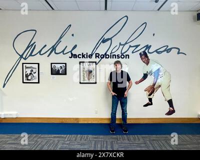 Visitatore, in posa con omaggio a Jackie Robinson a Dodgertown; allenamento primaverile; baseball; struttura; Brooklyn; Los Angeles; Dodgers; baseball; vero Beach; Florida; USA, Heritage, Landmark, Historic, vintage, classico, Foto Stock