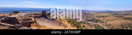 Vista panoramica di un teatro ellenistico con una torre bizantina del III secolo a.C. a Bergama, Turchia Foto Stock