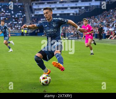 Kansas City, Kansas, Stati Uniti. 21 maggio 2024. Il centrocampista dello Sporting KC ERIK THOMMY #26 guida l'attacco durante la prima metà della partita della Lamar Hunt Open Cup al Children's Mercy Park di Kansas City, Kansas, il 21 maggio 2024. (Credit Image: © Serena S.Y. Hsu/ZUMA Press Wire) SOLO PER USO EDITORIALE! Non per USO commerciale! Crediti: ZUMA Press, Inc./Alamy Live News Foto Stock