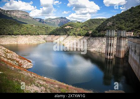 Catalogna, Spagna. 20 maggio 2024. Vista generale della diga d'acqua del Sau Reservoir, al momento i livelli dell'acqua sono superiori al 20% della sua capacità e aumentano a causa delle piogge più recenti e del successivo picco. 30 maggio. Dopo le ultime piogge e nevicate, i serbatoi d'acqua della Catalogna si stanno riprendendo dall'ultima siccità più forte degli ultimi anni che hanno colpito questa comunità autonoma. (Foto di Axel Miranda/SOPA Images/Sipa USA) credito: SIPA USA/Alamy Live News Foto Stock