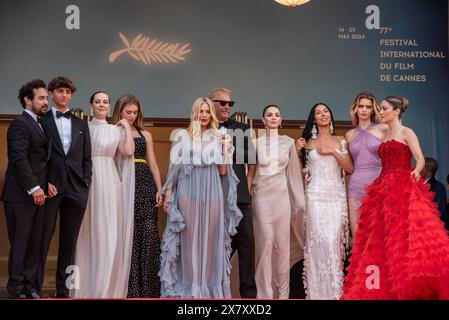 Cannes, Francia. 19 maggio 2024. (L-R) Alejandro Edda, Hayes Costner, Jena Malone, Georgia MacPhail, Sienna Miller, Kevin Costner, Ella Hunt, capo Wasé, Abbey Lee Kershaw, Isabelle Fuhrman, e Luke Wilson partecipano al Red Carpet "Horizon: an American Saga" al 77° Festival annuale di Cannes al Palais des Festivals. Credito: SOPA Images Limited/Alamy Live News Foto Stock