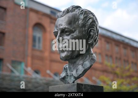 Büste Georg Elser, Straße der Erinnerung, Spreebogen, Moabit, Mitte, Berlin, Deutschland *** Busto di Georg Elser, via della memoria, Spreebogen, Moabit, Mitte, Berlino, Germania Foto Stock