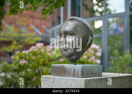 Büste Ludwig Erhard, Straße der Erinnerung, Spreebogen, Moabit, Mitte, Berlin, Deutschland *** Busto di Ludwig Erhard, via della memoria, Spreebogen, Moabit, Mitte, Berlino, Germania Foto Stock