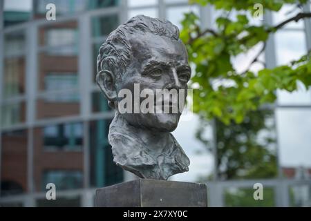 Büste Georg Elser, Straße der Erinnerung, Spreebogen, Moabit, Mitte, Berlin, Deutschland *** Busto di Georg Elser, via della memoria, Spreebogen, Moabit, Mitte, Berlino, Germania Foto Stock