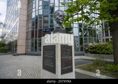 Büste Georg Elser, Straße der Erinnerung, Spreebogen, Moabit, Mitte, Berlin, Deutschland *** Busto di Georg Elser, via della memoria, Spreebogen, Moabit, Mitte, Berlino, Germania Foto Stock