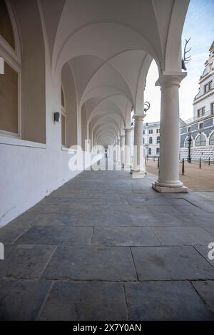 Lo Stallhof, parte del palazzo residenziale, è stato utilizzato come sede per i principali tornei equestri. Architettura storica in bianco. Preso nei morni Foto Stock