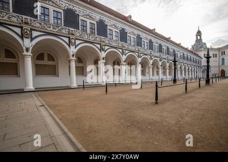 Lo Stallhof, parte del palazzo residenziale, è stato utilizzato come sede per i principali tornei equestri. Architettura storica in bianco. Preso nei morni Foto Stock