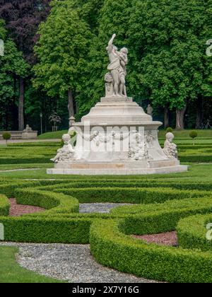 Fontana monumentale con diverse sculture in un giardino barocco ben tenuto, parco con siepi verdi, piccoli sentieri e antiche statue, nordkirchen, germania Foto Stock