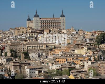 Primo piano di una città storica con numerosi edifici e imponenti torri di chiese sotto un cielo azzurro, città storica con vecchie case e grandi churche Foto Stock